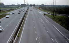 846060 Gezicht op de autosnelweg A2 bij Utrecht, uit noorden. (Met op de vluchtstrook rechts twee wandelaars)
